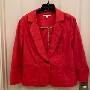 Crop jacket with 2 front pockets.